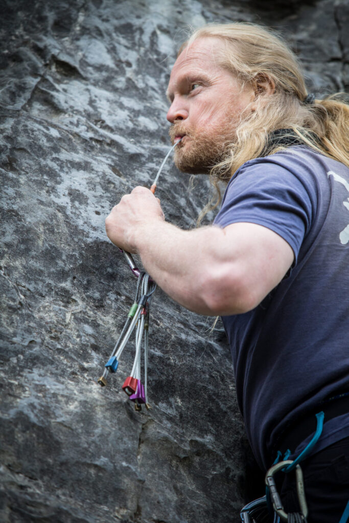 Příprava založení čoku ve skále